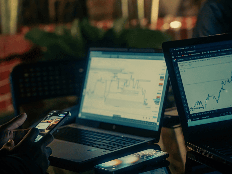 Card-Module-Business-lap-top-graphs-NEWWEB_800x600