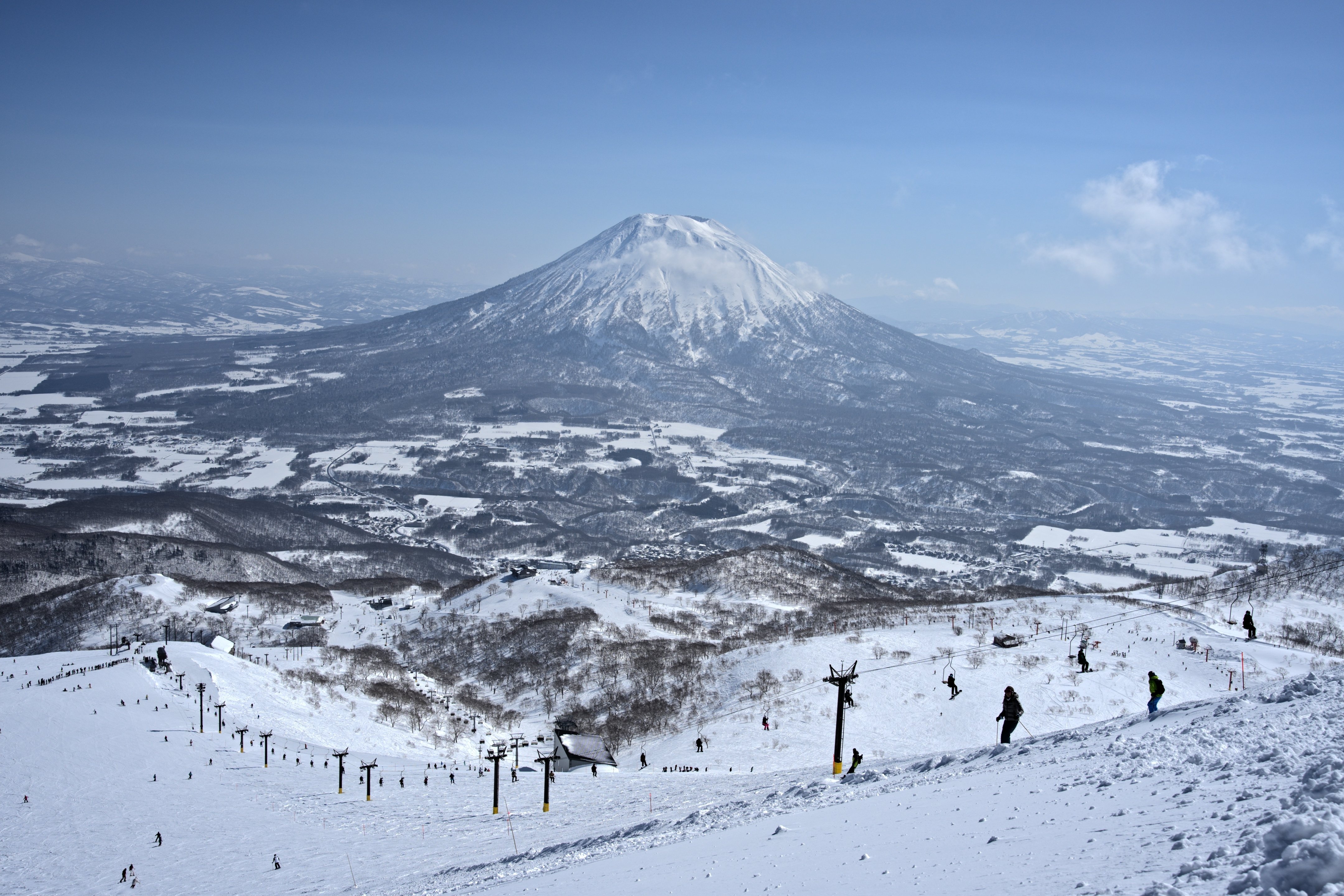 iStock-1485417916 - Ski runs Niseko Japan