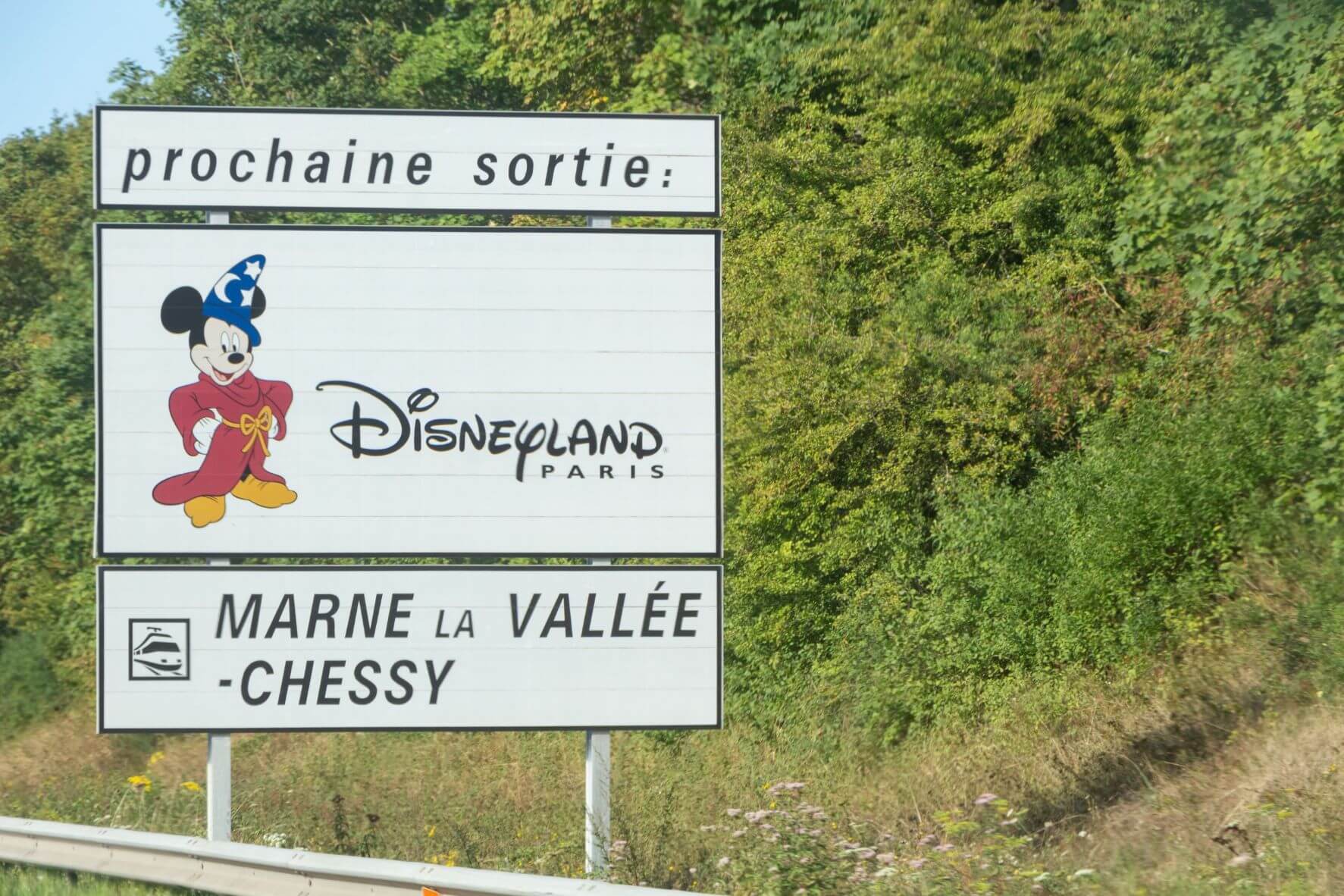 caxton-travel-smarter-blog-how-to-celebrate-disney-paris-30th-anniversary (2) s.jpg