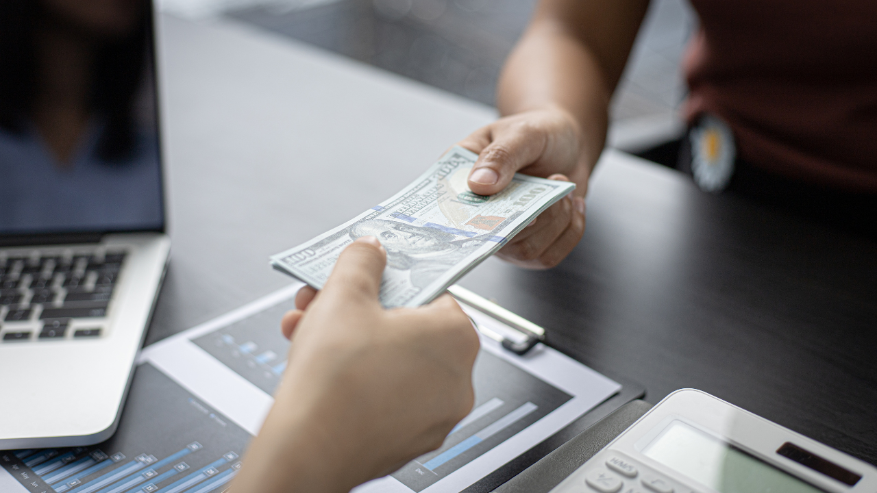 Smart Money Moves: How to Handle Your Finances While Working Abroad on Contract